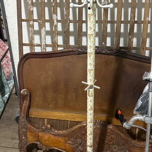 Lote siguiente: Perchero de Pie con Diseño Floral