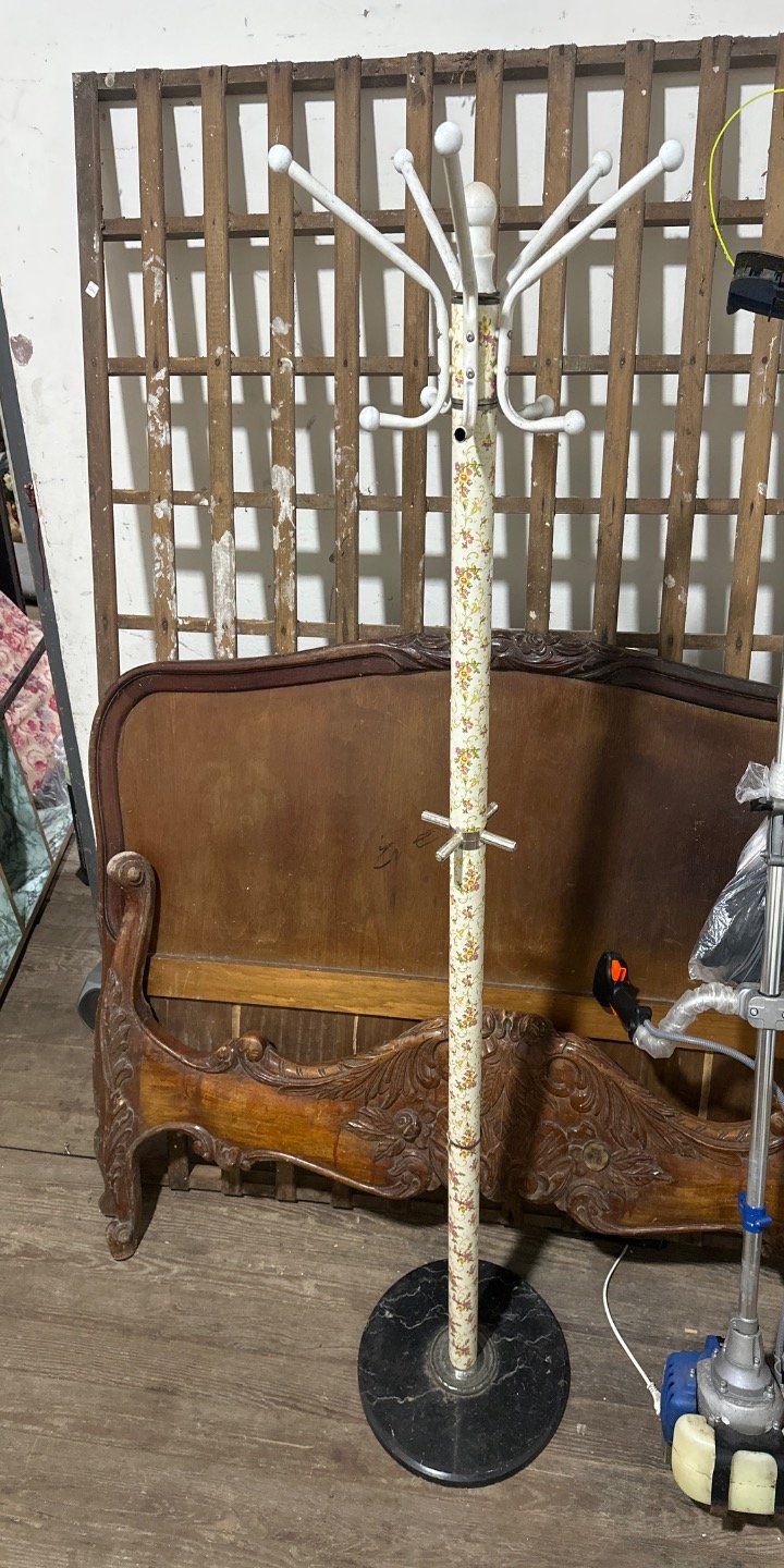 Perchero de Pie con Diseño Floral
