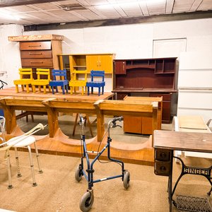 Lote de Muebles y Ayudas de Movilidad: Sillas, Escritorio, Andador y Silla de Ruedas - imagen 3