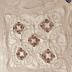 2 Manteles y 2 Caminos de Mesa Bordados Blancos y con Cinta - imagen 2