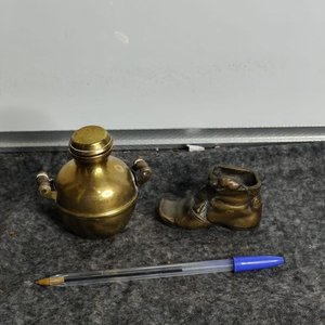Lote anterior: Jarróncito con tapa y porta fósforo de bronce macizo