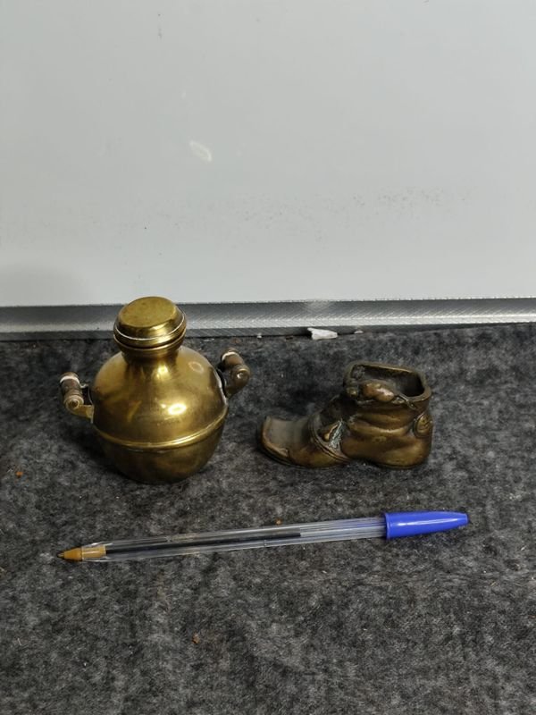 Jarróncito con tapa y porta fósforo de bronce macizo