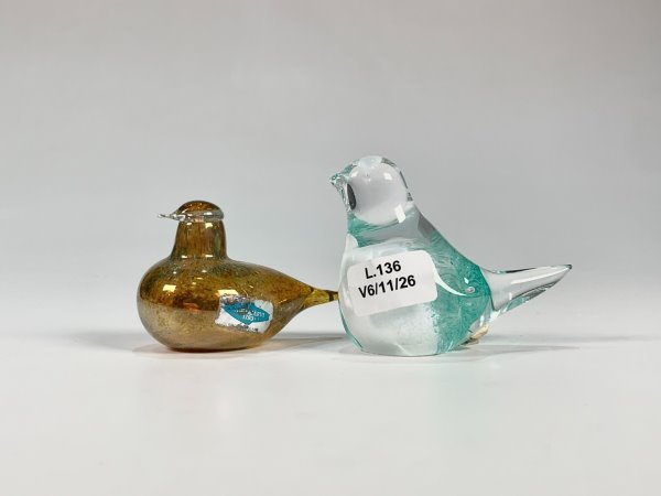 Dos pájaros de cristal Murano, uno blanco y verde, otro marrón