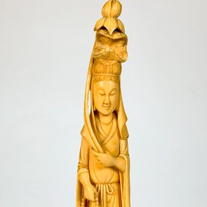 Talla de Marfil: Diosa Oriental de la Compasión Kuan Yin con Base de Madera - imagen 2