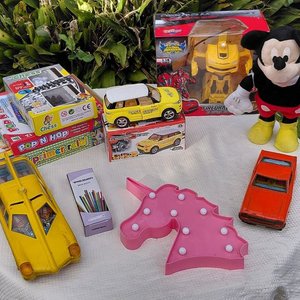 Lote siguiente: Lote de Juguetes: Juegos de Caja, Autos, Peluche y Más