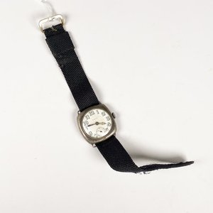 Lote siguiente: Reloj Pulsera Vulcain Unisex Caja de Plata con Malla de Tela