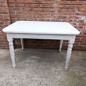 Lote siguiente: Mesa de Madera Maciza con Patas Torneadas Estilo Rústico