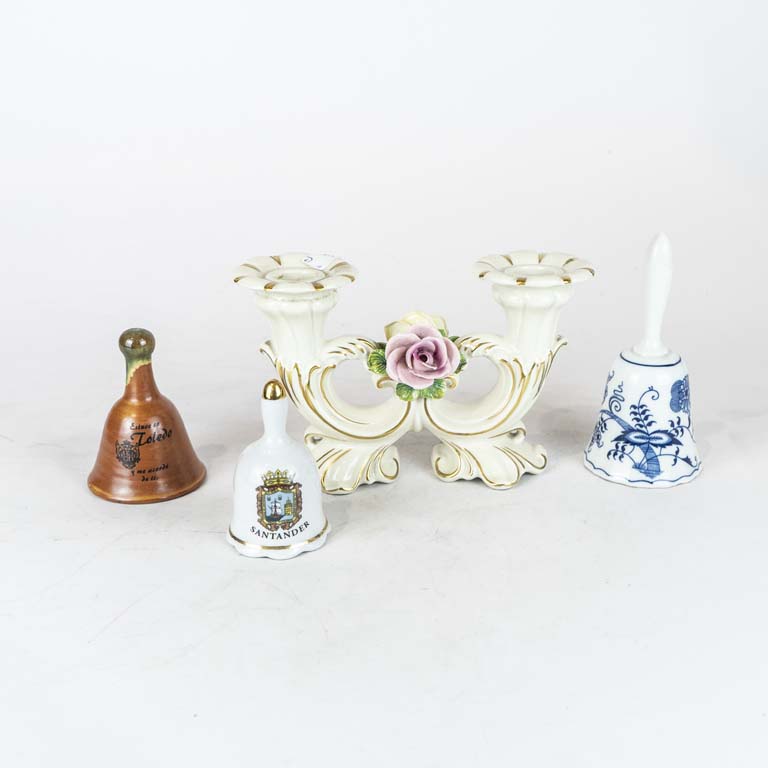 Lote anterior: Candelabro de porcelana (mínimos detalles en las flores) y 3 campanas de cerámica y porcelana - Medidas: 20x13 y 9cm 