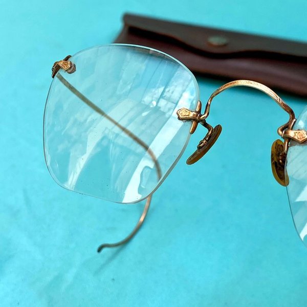 Antiguos lentes enchapados en oro con su estuche original de la optica Pablo Ferrando S.A. - imagen 3