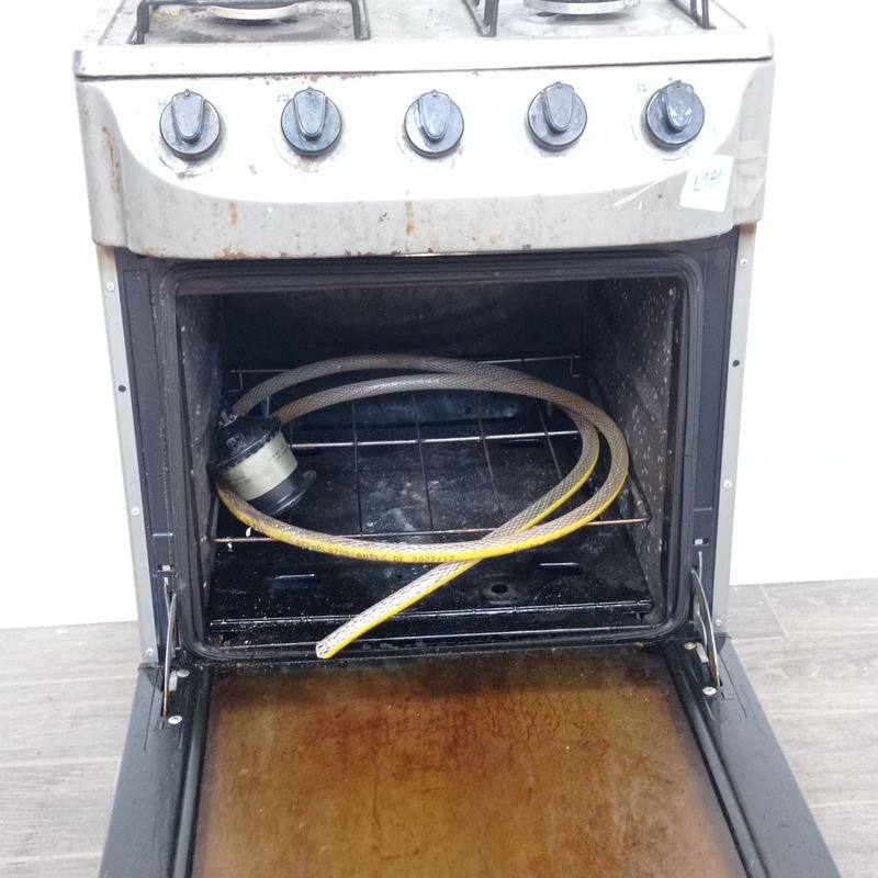 Cocina marca Tem, con rastro de óxido. No se probó. - imagen 4