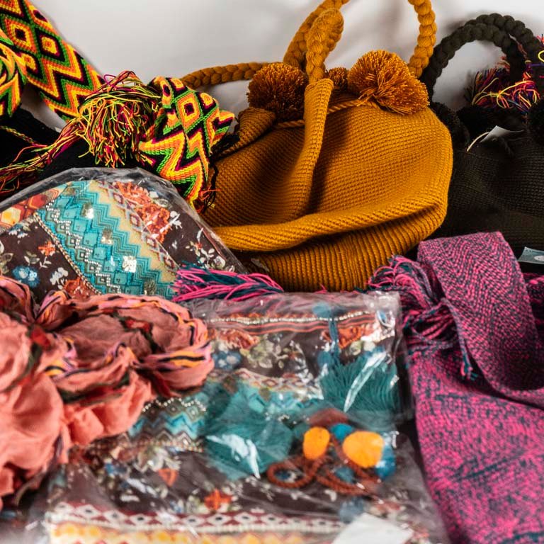 Colección de bolsas y accesorios artesanales - imagen 2