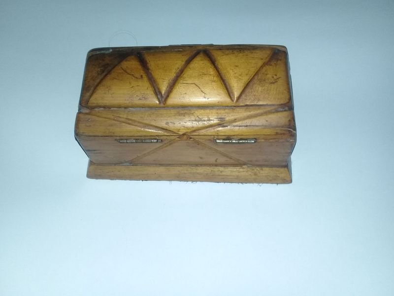Lote anterior: Cofre en madera con diseño exterior