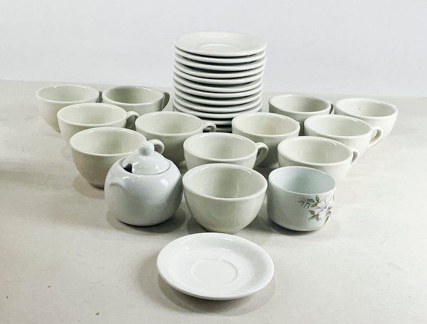 Lote siguiente: Lote de tazas y platos blancos en cerámica