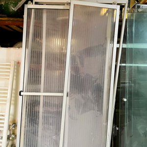 Dos piezas: mampara de aluminio y acrílico 190 x 94 cm y tramo fijo y una pileta de acero inoxidable - imagen 2
