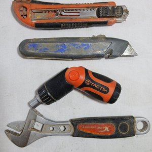 Lote de 9 Herramientas Usadas: Trinchetas, Remachadoras y Sisallas - imagen 2