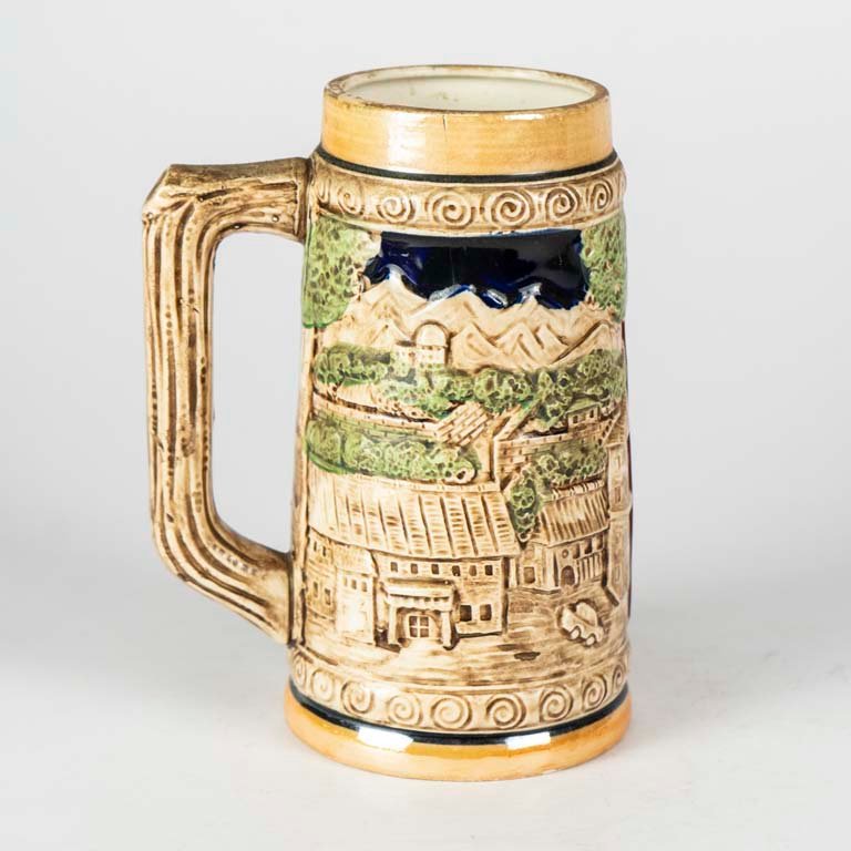 Jarra de cerveza cerámica con escenas en relieve - imagen 2