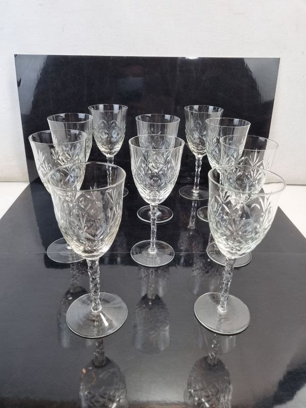 L 275 - 10 Piezas - Importante juego de 10 copas en cristal de diseño tallado con base circular, para agua o vino