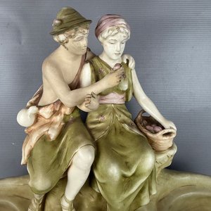 Jardinera Decorativa Royal Dux Bohemia Art Nouveau Pareja Figuras Bizcocho Pintado - imagen 3