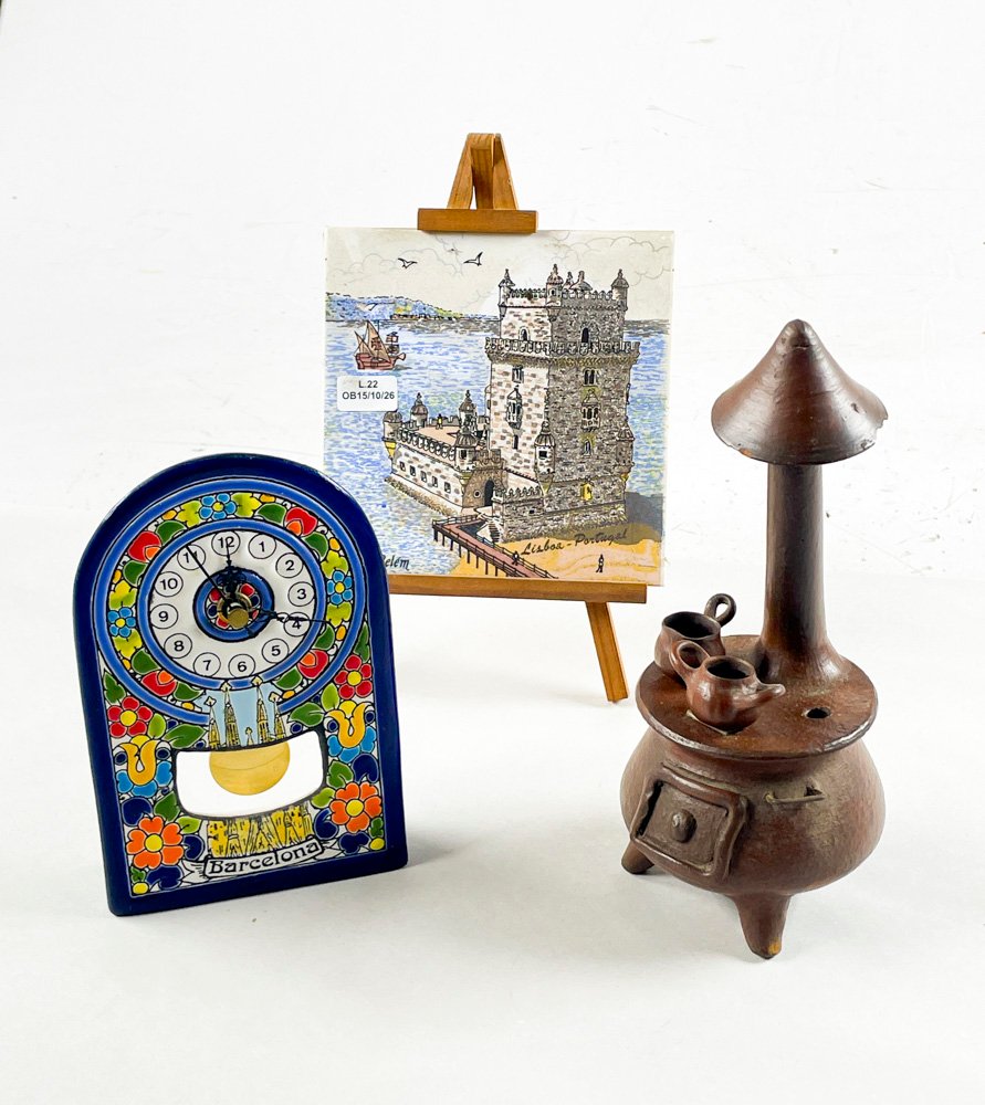 Lote de 3 piezas decorativas: Reloj de cerámica, figura de estufa y azulejo con trípode