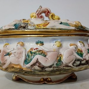 Alhajero de Porcelana Capodimonte con Querubines y Detalles Dorados - imagen 8
