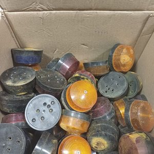 Caja con 80 Farolitos Redondos de Plástico y Metal - imagen 5