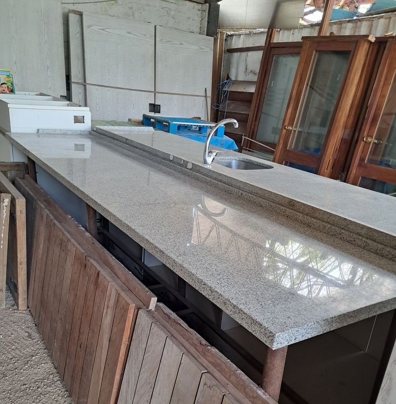 Mesada de Granito Gris con Bacha Doble