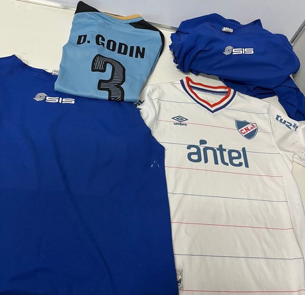 Lote de Ropa Deportiva: Chalecos Azules Talle M, Camiseta Uruguay "Godin" Talle 16 y Camiseta Nacional Talle 12 - imagen 1