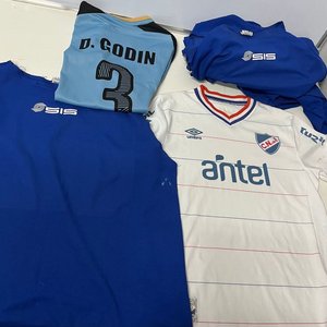 Lote anterior: Lote de Ropa Deportiva: Chalecos Azules Talle M, Camiseta Uruguay "Godin" Talle 16 y Camiseta Nacional Talle 12