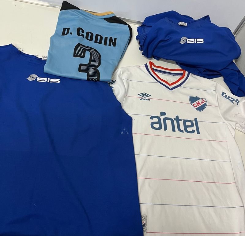 Lote de Ropa Deportiva: Chalecos Azules Talle M, Camiseta Uruguay "Godin" Talle 16 y Camiseta Nacional Talle 12
