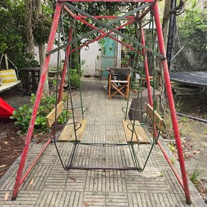 Hamaca Doble Infantil de Metal y Madera con Asientos Pintados - imagen 1