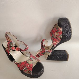 Lote anterior: Sandalias Rojas con Plataforma Brillante y Tela Estampada - Talle 37