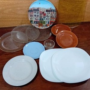 Lote de 12 Platos y Vasos en Diversos Tamaños y Colores - imagen 3