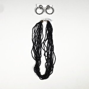 Lote siguiente: Conjunto de Collar de Mostacillas Negras y Par de Arracadas con Cristales