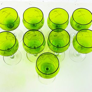 Juego de 9 Copas de Licor Verdes con Vástago Hialino y Grabados - imagen 2