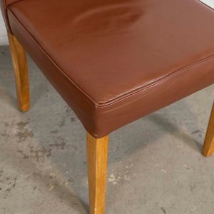 Butaca Tapizada en Cuerina Marrón con Detalles en Lustre - imagen 2