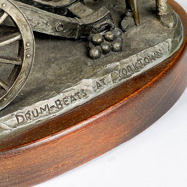 Bronce firmado con escultura de dos hombres y un tambor - imagen 4