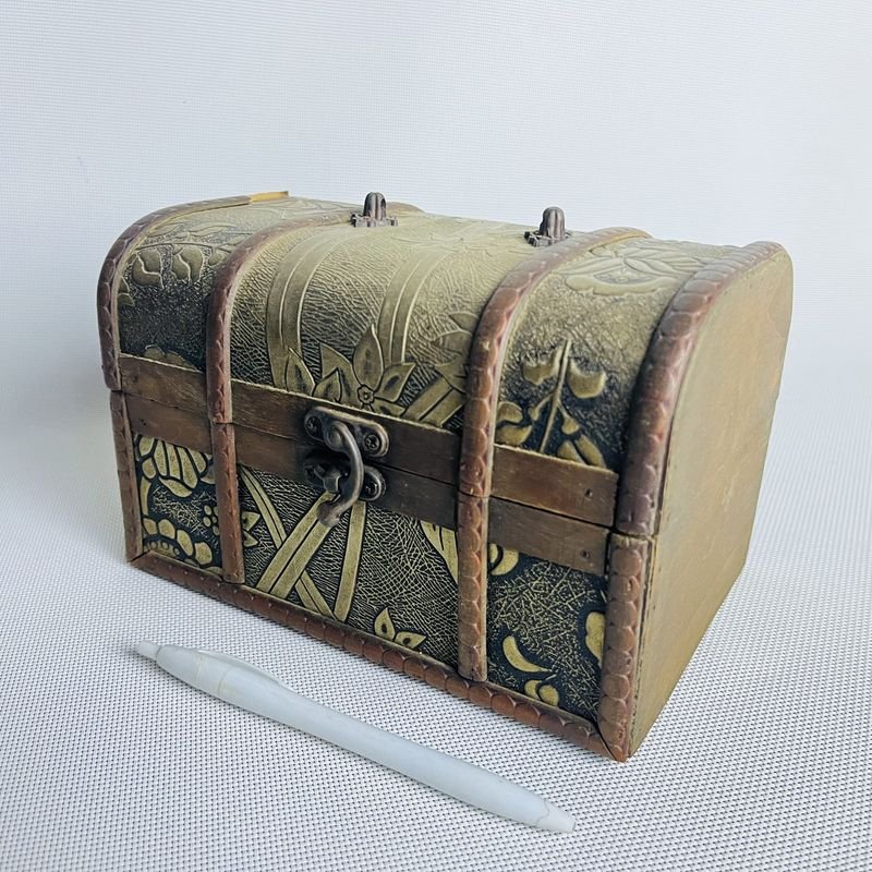 Cofre de madera con diseño repujado en relieve - imagen 2