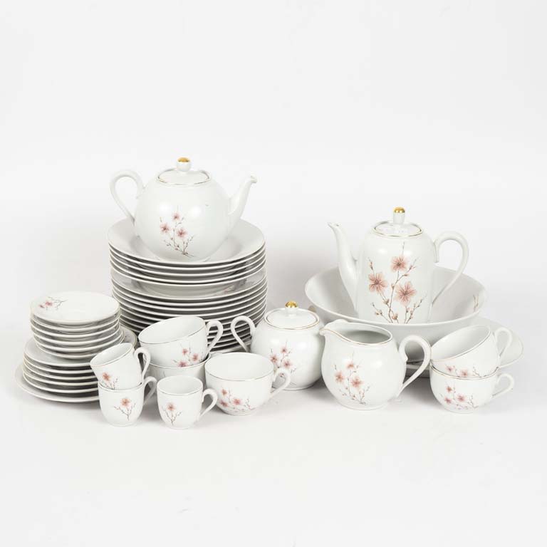 31 Piezas de porcelana Olmos fondo blanco decorado flores. Fuente e interior de la tetera con averías. Taza de té con asa restaurada - Medidas: Taza de té 9x6cm