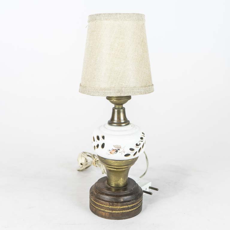 Lote anterior: Portátil de cerámica, bronce y madera con pantalla (no se probó, se vende a la vista) - Medidas: 28cm 