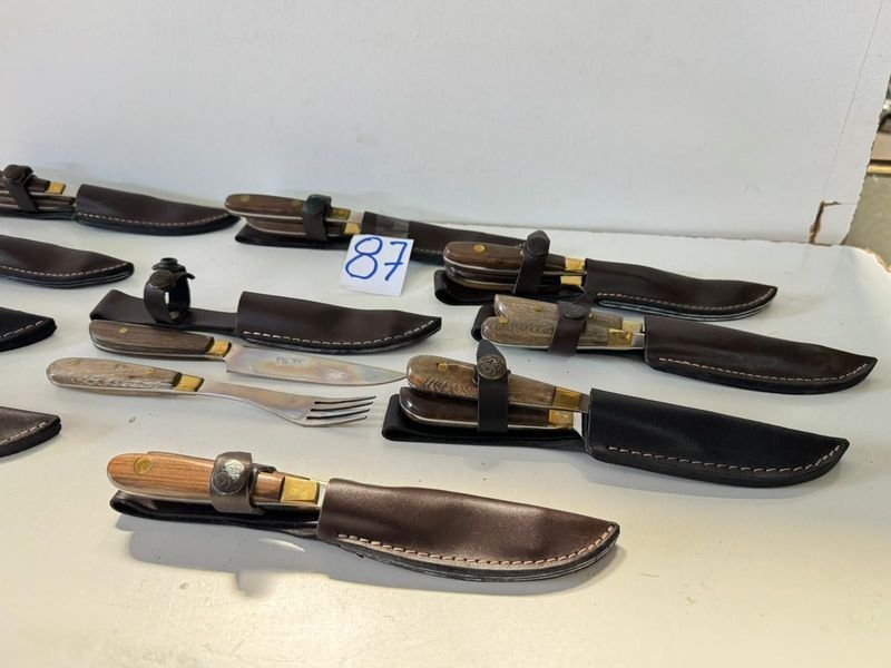 Lote siguiente: Conjunto de 10 cuchillos y tenedores con vaina de cuero