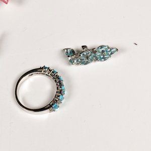 Lote de 7 Piezas de Bisutería: Collares, Caravanas, Anillos y Cruz - imagen 8