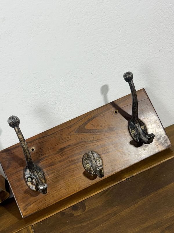 Lámpara y perchero revestidos en cuero con detalles decorativos - imagen 4