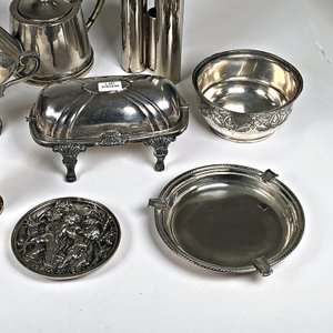 Lote de 9 Piezas de Metal Plateado: Cafetera, Jarros, Cenicero y Más - imagen 4