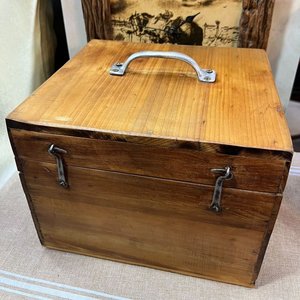 Caja Antigua de Madera con Tapa, Manija y Cierres Metálicos - imagen 2