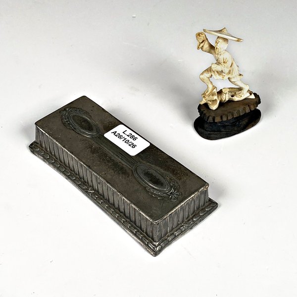 Caja de Metal Antigua para Sellos con Figura de Pescador en Marfil
