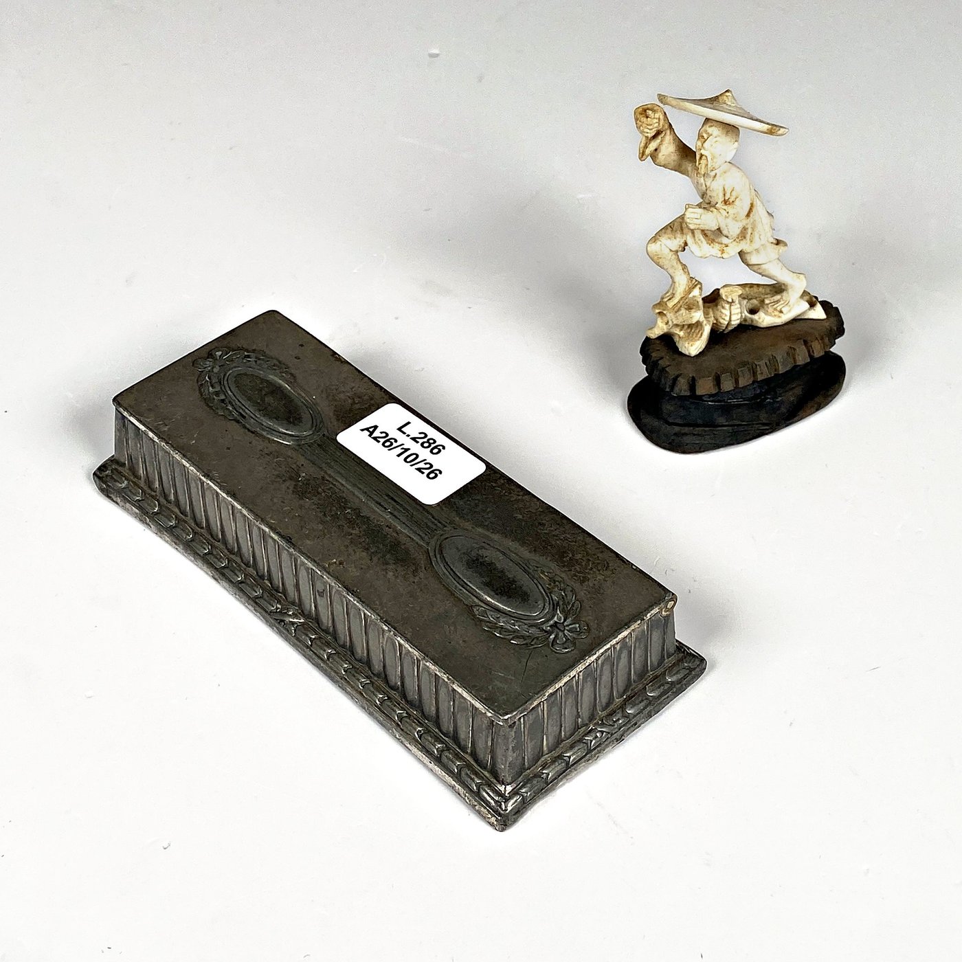 Caja de Metal Antigua para Sellos con Figura de Pescador en Marfil