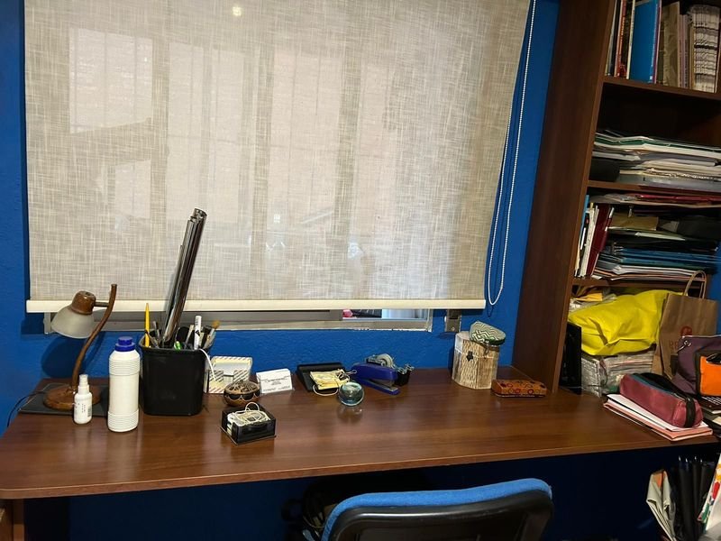 Lote siguiente: Escritorio con biblioteca de 4 estantes en madera