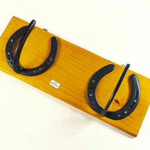 Perchero Rústico de Madera y Herradura - imagen 2