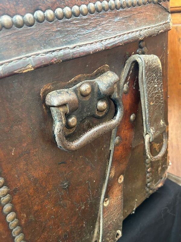 Antiguo baúl de cuero en excelente estado - imagen 7