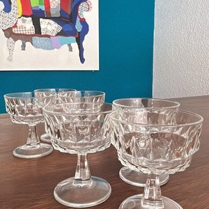 Lote siguiente: Juego de 6 Copas de Cristal Tallado Estilo Vintage